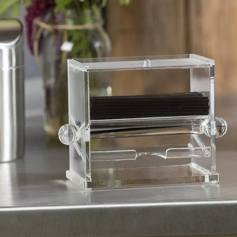 Tablecraft dispensador de agitadores acrílico en uso para cafetería o bar.
