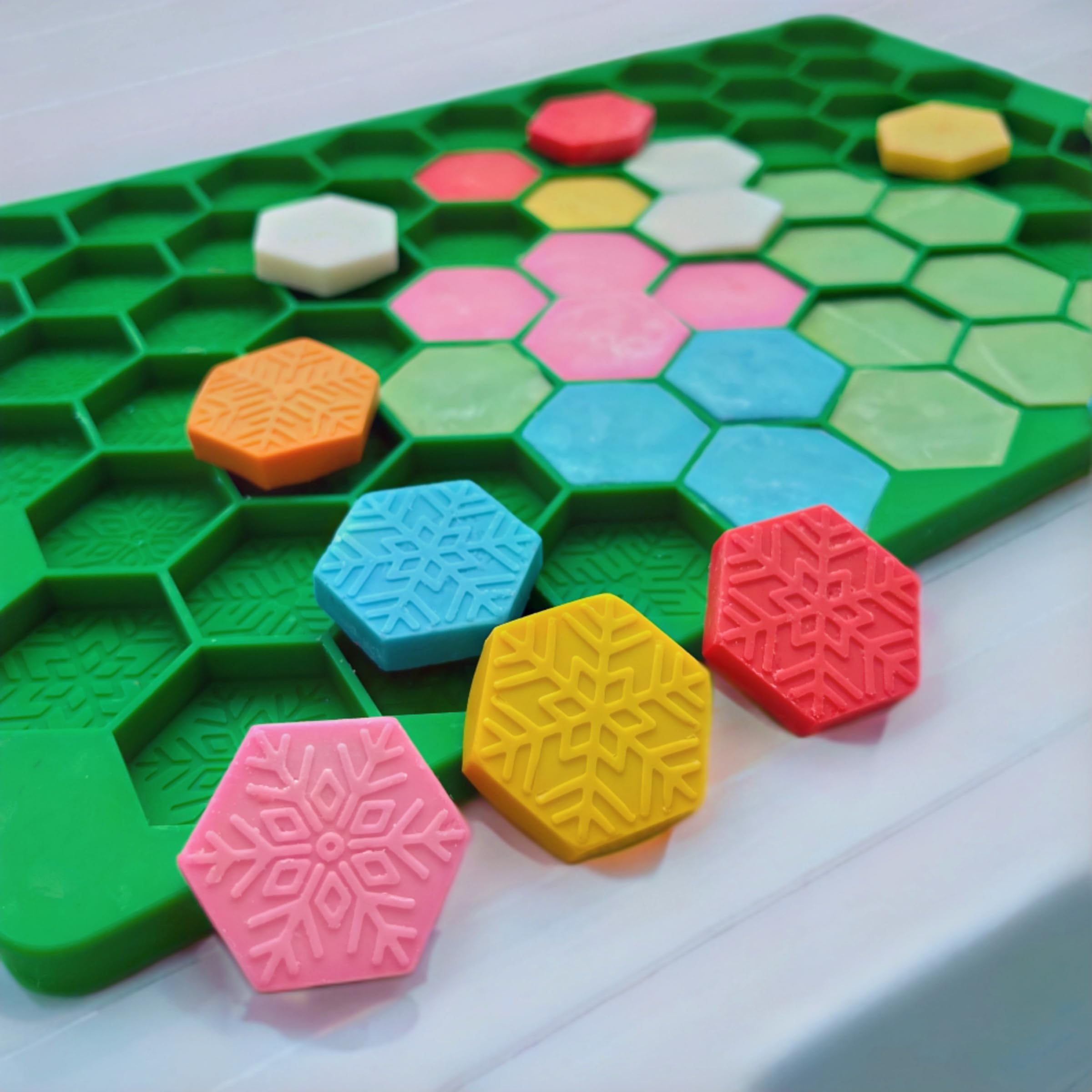 Tadonyny moldes silicona copos nieve hexagonales gominolas, colores brillantes y desmoldeo sencillo.