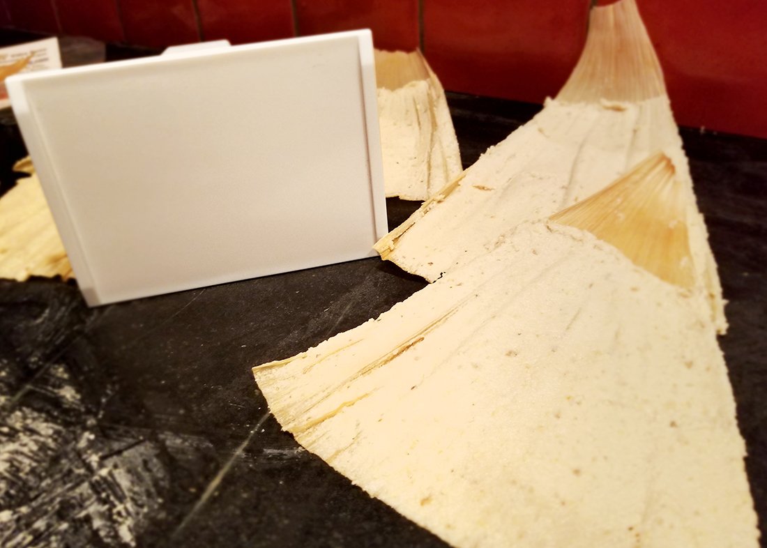 Tamales repartidor de masa verde ayuda a lograr rellenos uniformes en menos tiempo.