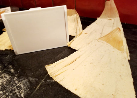 Tamales repartidor de masa verde ayuda a lograr rellenos uniformes en menos tiempo.