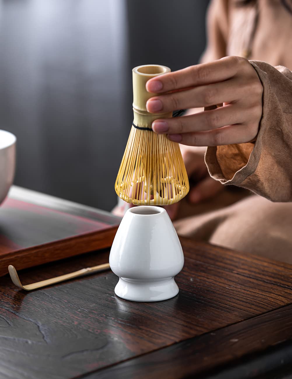 TANG PIN Set de Matcha, soporte cerámico para chasen, diseño estable.