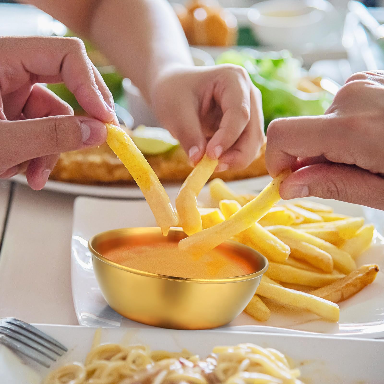 Conjunto Tanlade de 50 cuencos para salsas, dorados y versátiles.
