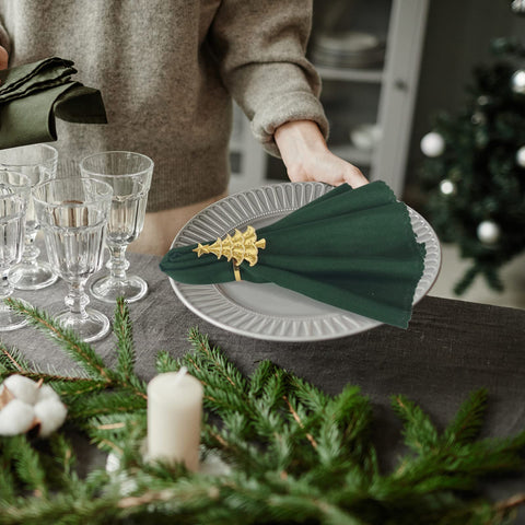 Configuración de mesa navideña con set Tantopale para ambiente cálido