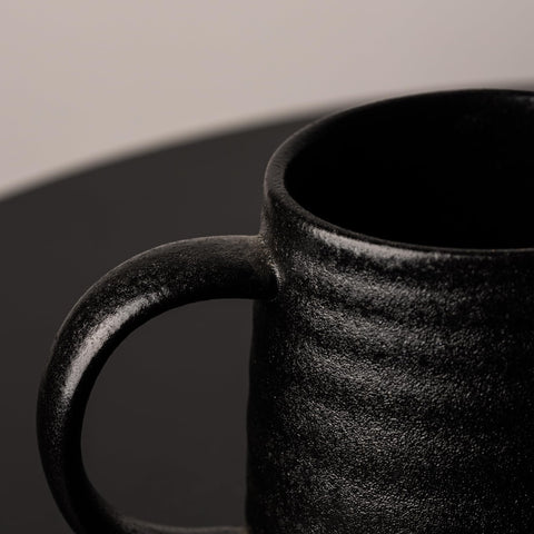 Taza TaoTaojarvie base amplia para mayor estabilidad.