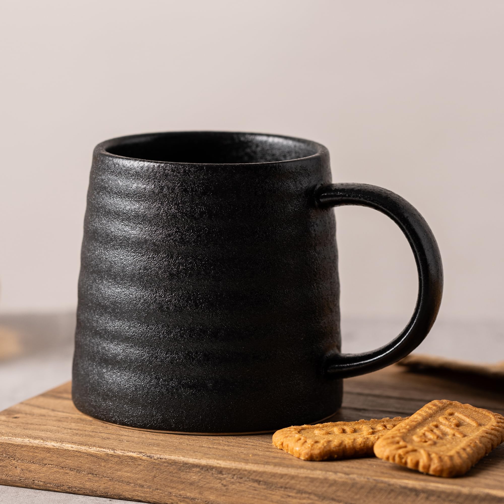 Taza TaoTaojarvie hecho a mano, acabado artesanal para momentos de relajación.