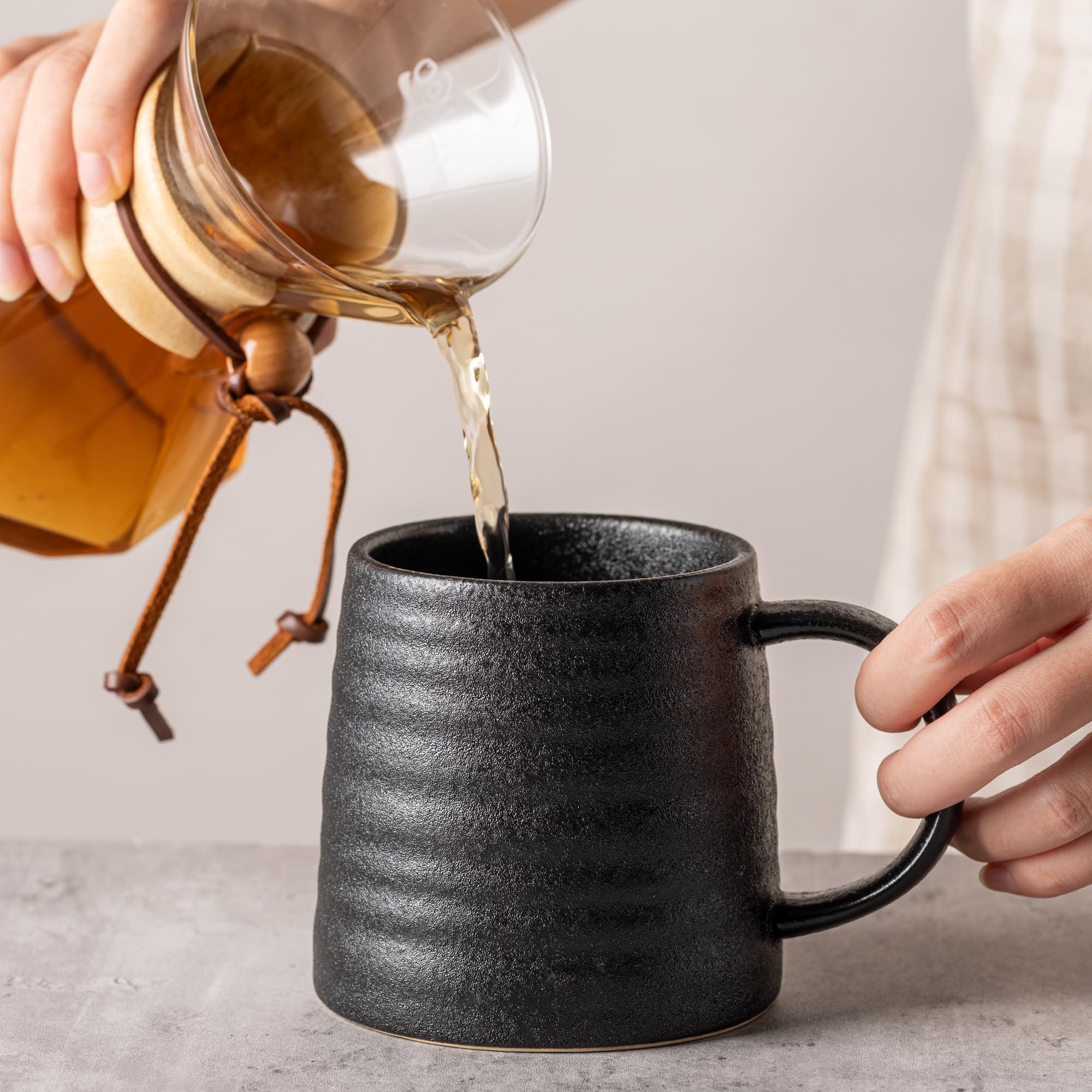 Taza cerámica TaoTaojarvie mate negra con asa, ideal para oficina.