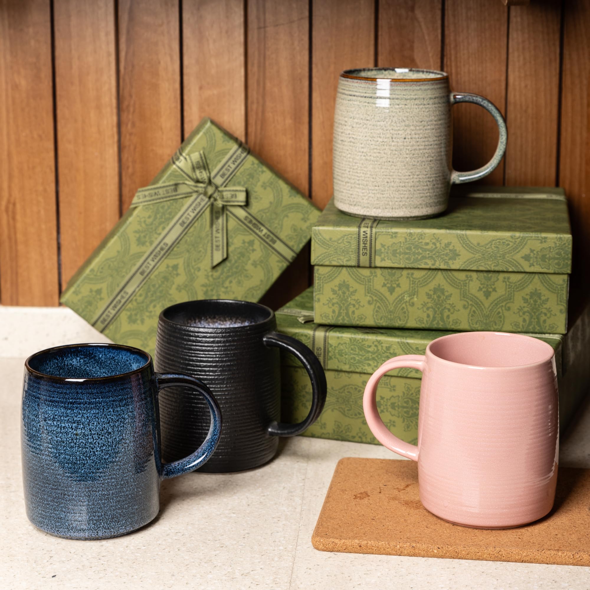 Taza TaoTaojarvie con rayas azules, acabado atractivo para cualquier mesa.