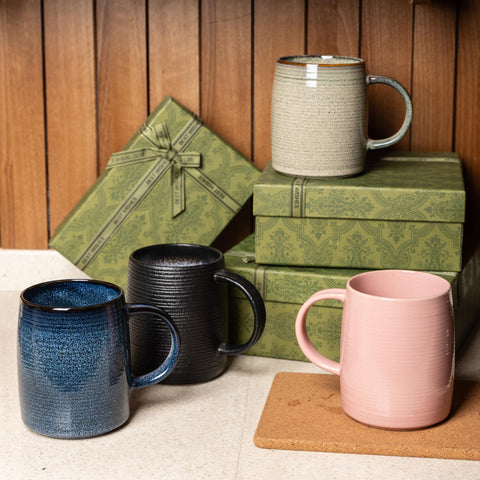 Taza TaoTaojarvie con rayas azules, acabado atractivo para cualquier mesa.