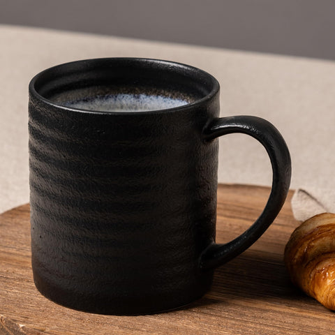 Taza TaoTaojarvie de cuerpo ancho, estable en la mesa.