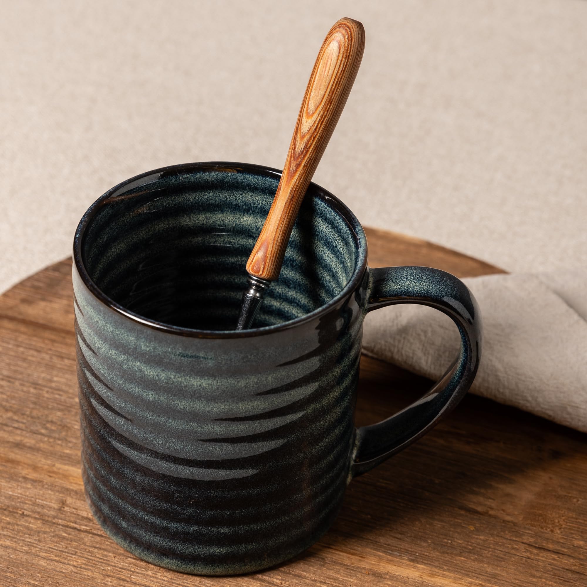 Taza TaoTaojarvie con mango ergonómico para un agarre cómodo.