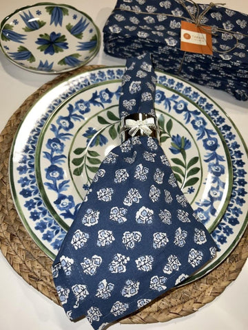 Diseño artesanal en India con TARAN LIVING añade color a la mesa.