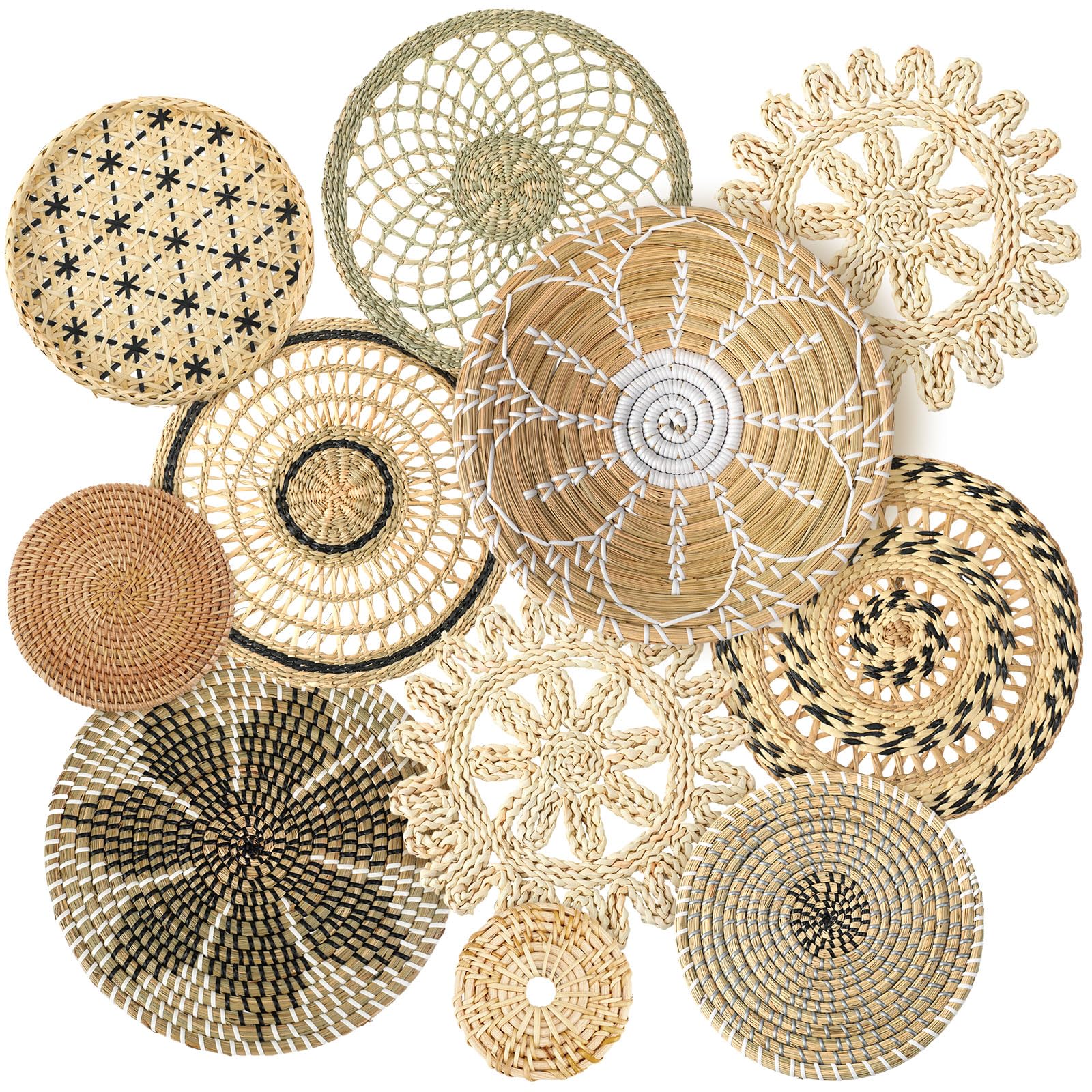 Cesta boho de bulrush de Tatuo con diseños variados para pared decorativa.
