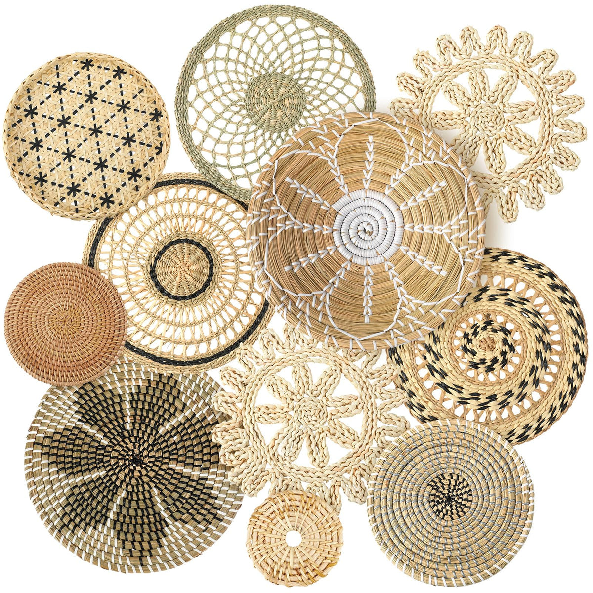 Cesta boho de bulrush de Tatuo con diseños variados para pared decorativa.