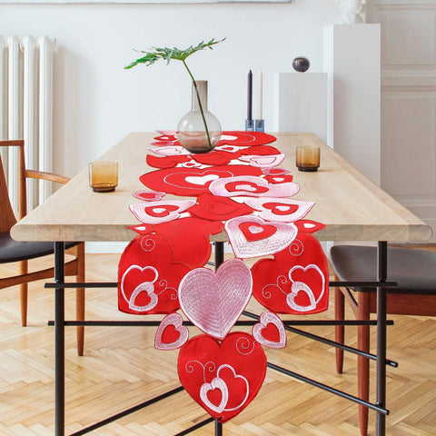 Mantel Tatuo con bordado de corazones rojos y rosas.