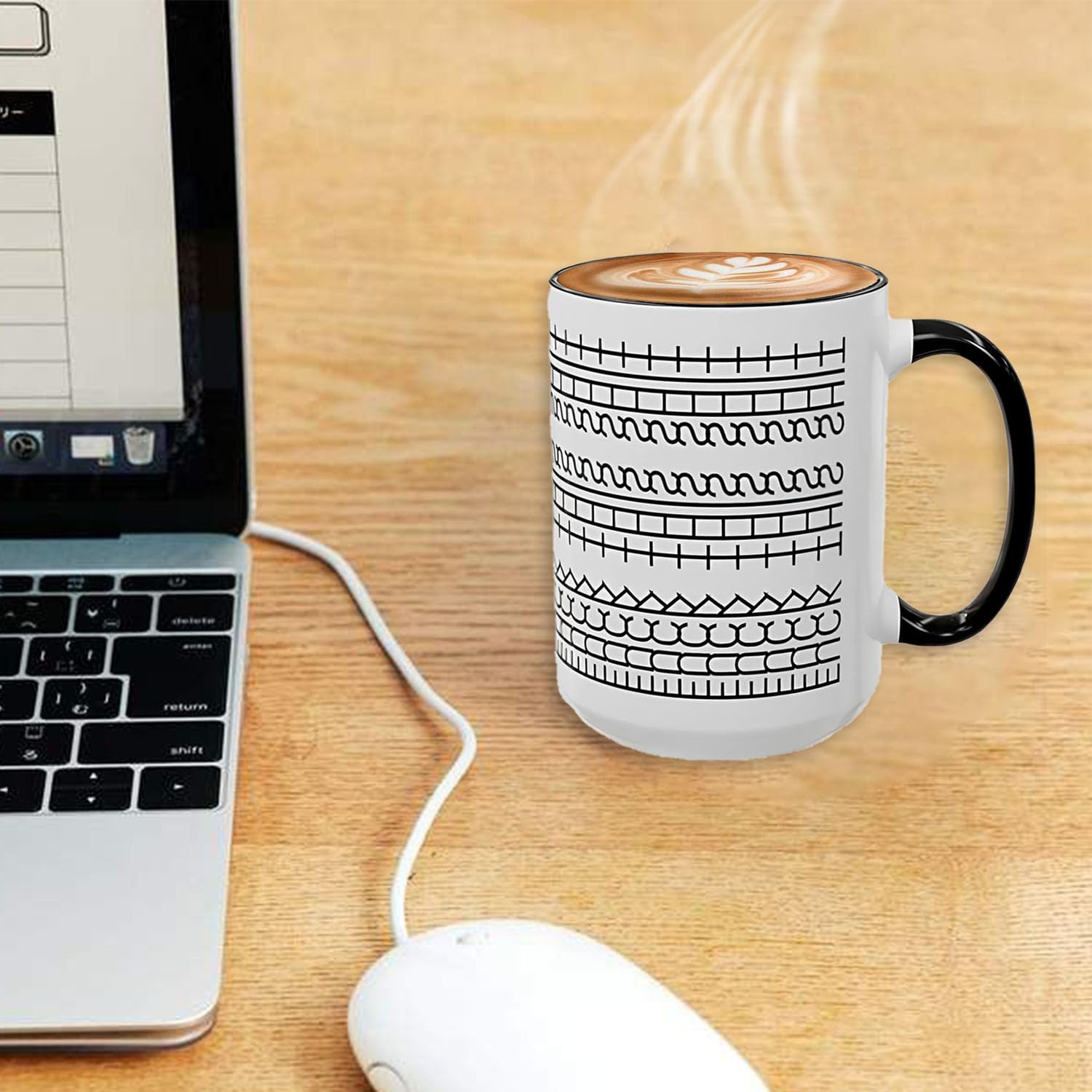 La taza con mensaje oculto demuestra capacidad grande para café diario.