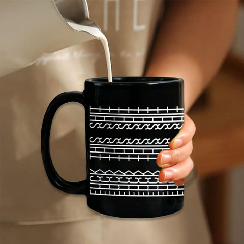Taza de café con diseño neutro negro y blanco.
