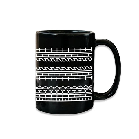 Taza de café con mensaje oculto vista frontal, ideal para sorpresa en la oficina.