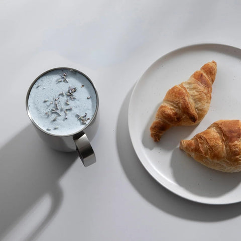 Taza Ember 2: base cargador mantiene caliente durante todo el día.