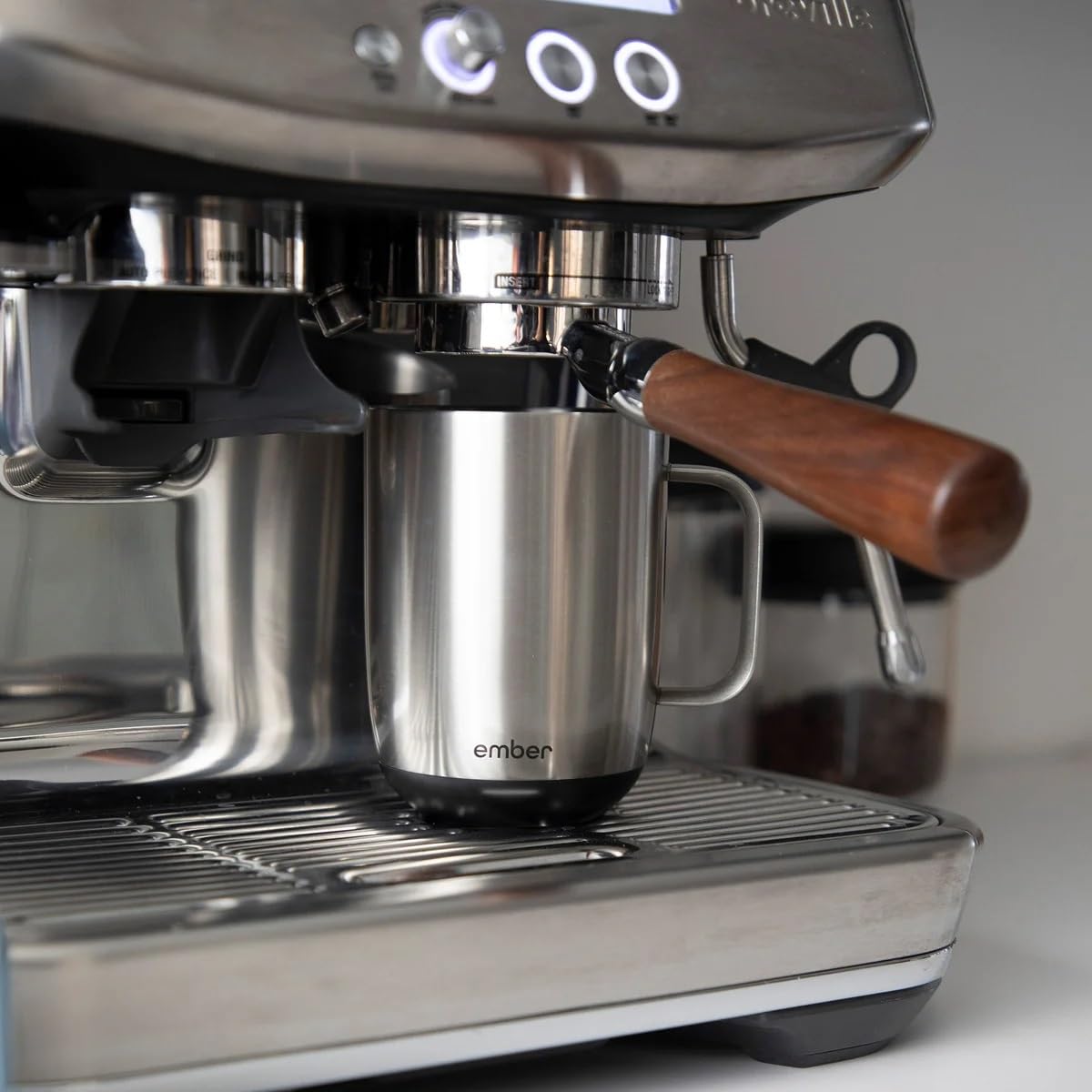 Taza Ember 2: indicador LED muestra la temperatura perfecta de la bebida.