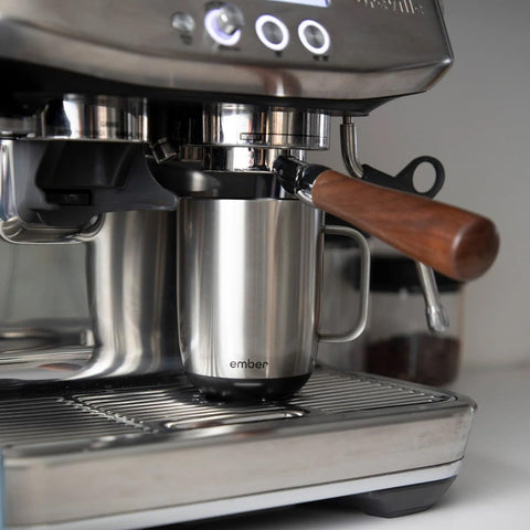 Taza Ember 2: indicador LED muestra la temperatura perfecta de la bebida.