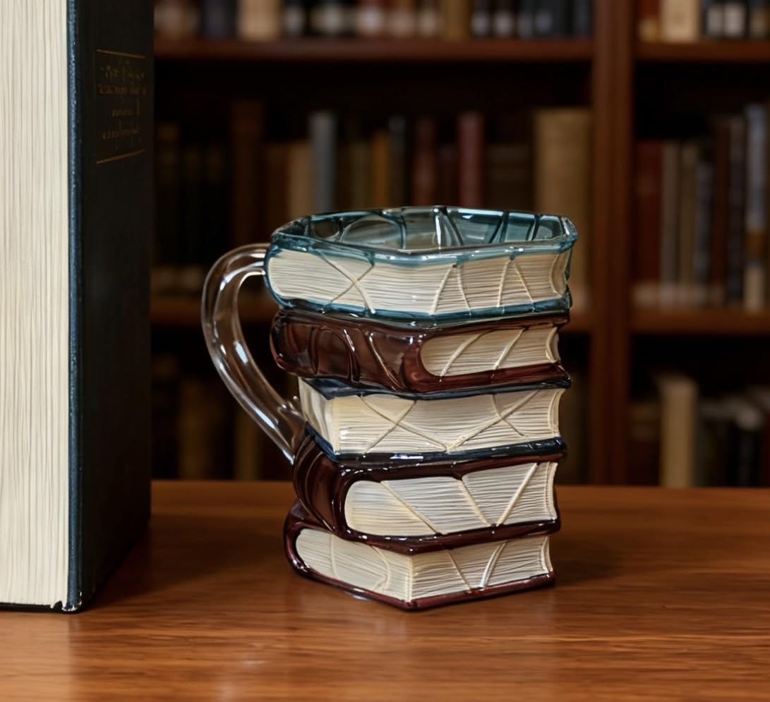 Taza libro 3D pintada con libros apilados de fondo retro