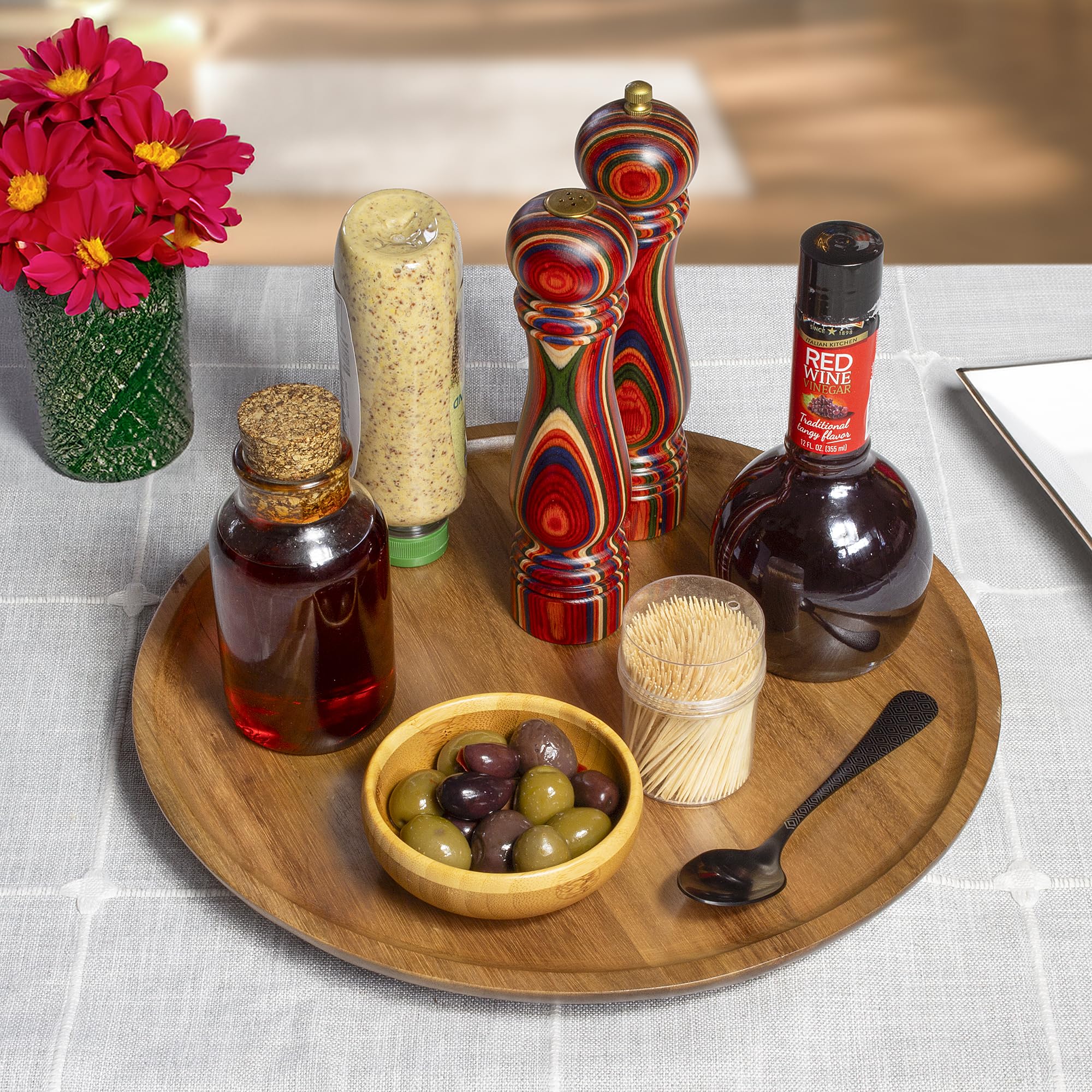 TB Home Lazy Susan en gabinetes, optimiza espacio y acceso rápido a frascos.