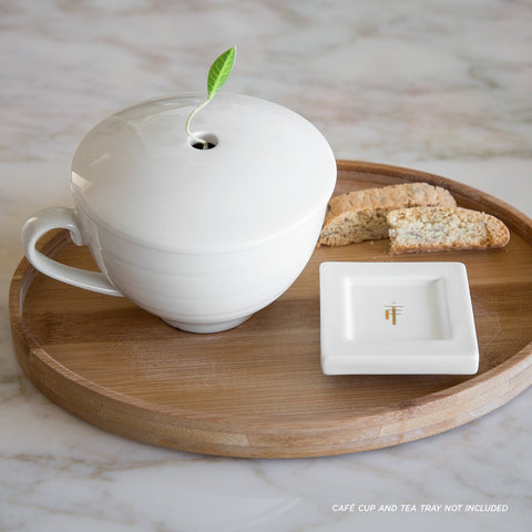Tea Forte: bandeja ovalada de bambú natural con taza y snack, ideal para ritual de té