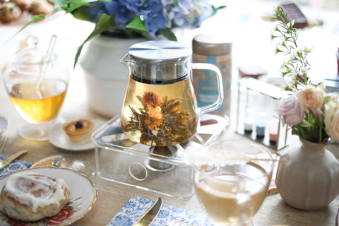Teabloom hervidor y tetera 2 en 1 para preparar té cómodo.