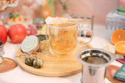Teabloom taza de vidrio aislado sosteniendo té caliente