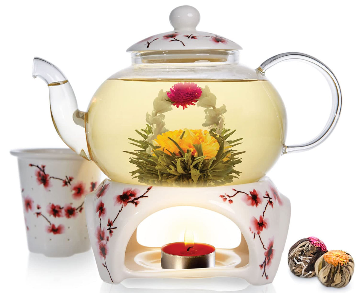 Tetera Teabloom de cristal revelando la floración del té.