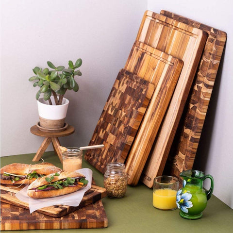 Tabla Teakhaus pequeña, reversible, facilita preparar alimentos sin cambiar de plato.