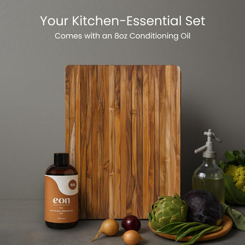 Teakhaus tabla en uso para rebanar frutas con precisión.