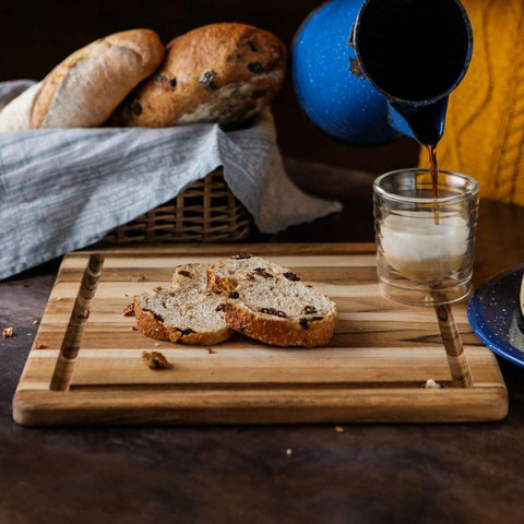 Teakhaus tabla para servir en mesa, diseño compacto y funcional.