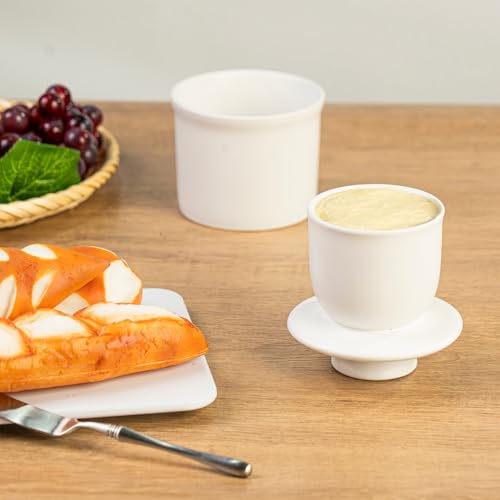 Teapeak mantequera en porcelana sobre la encimera para un servicio rápido.