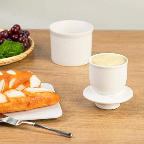 Teapeak mantequera en porcelana sobre la encimera para un servicio rápido.