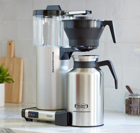 Termo de acero inoxidable mantiene el café caliente durante horas.