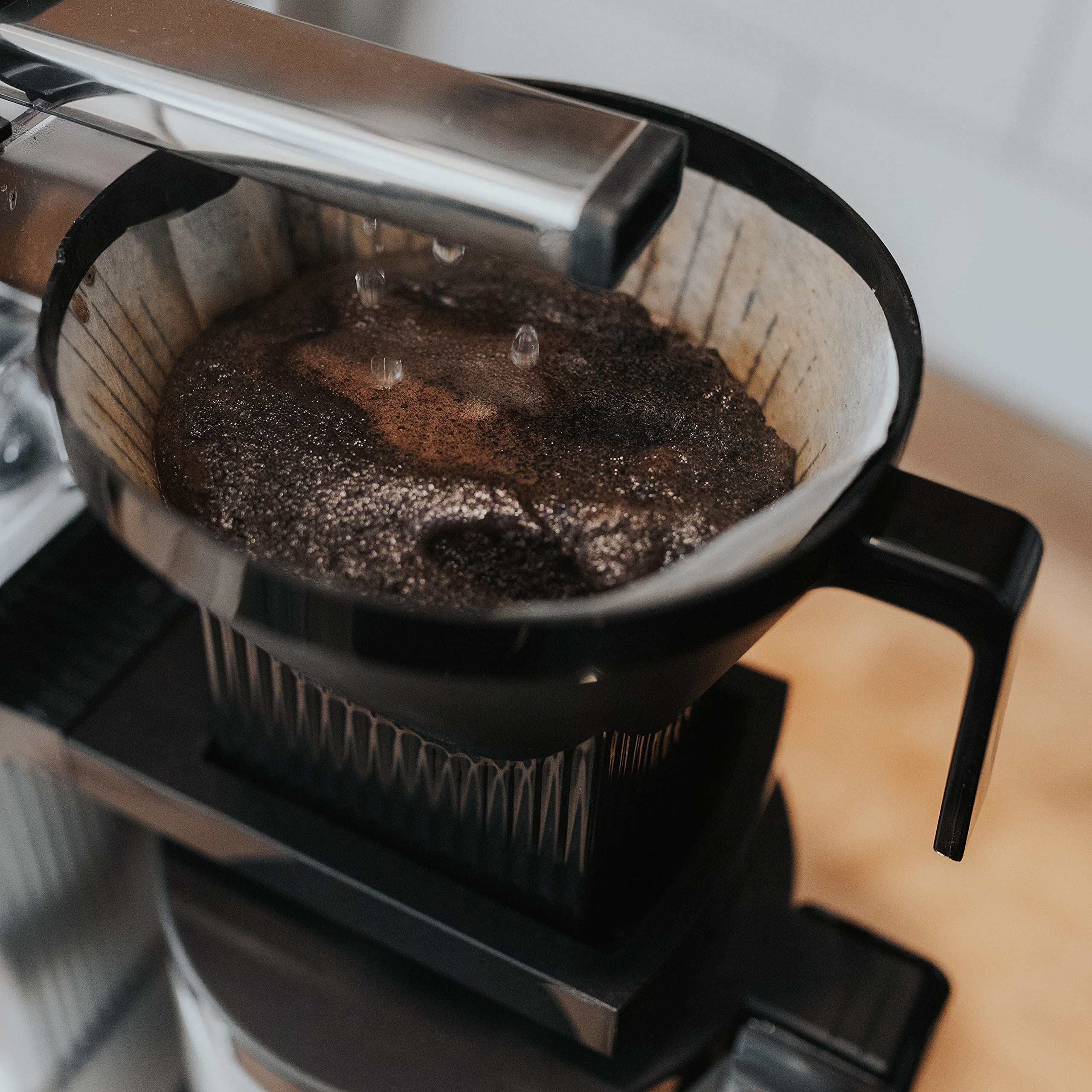 Technivorm Moccamaster cafetera naranja controles de temperatura visibles.