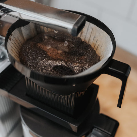 Technivorm Moccamaster cafetera naranja controles de temperatura visibles.