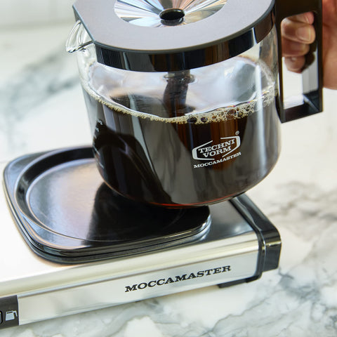 Technivorm Moccamaster cafetera naranja flujo de agua estable.
