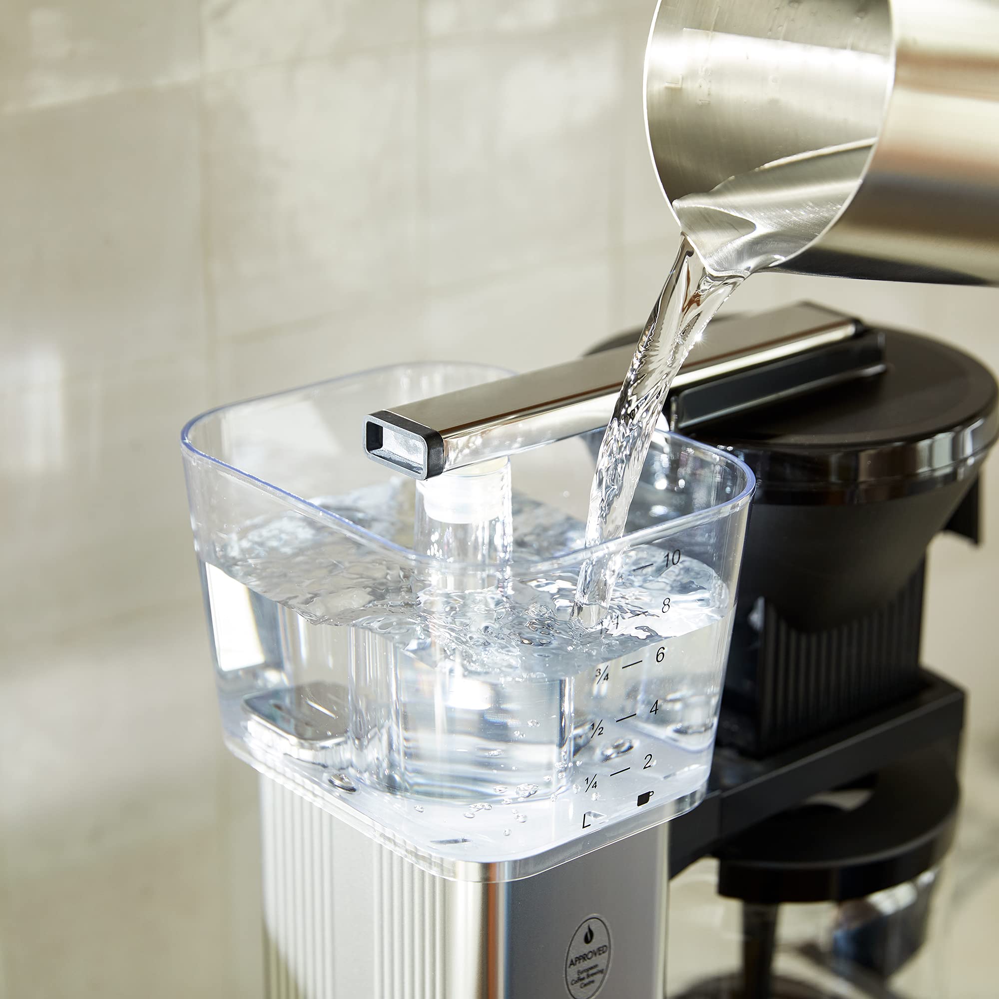 Technivorm Moccamaster cafetera naranja con jarra de vidrio lista para servir.