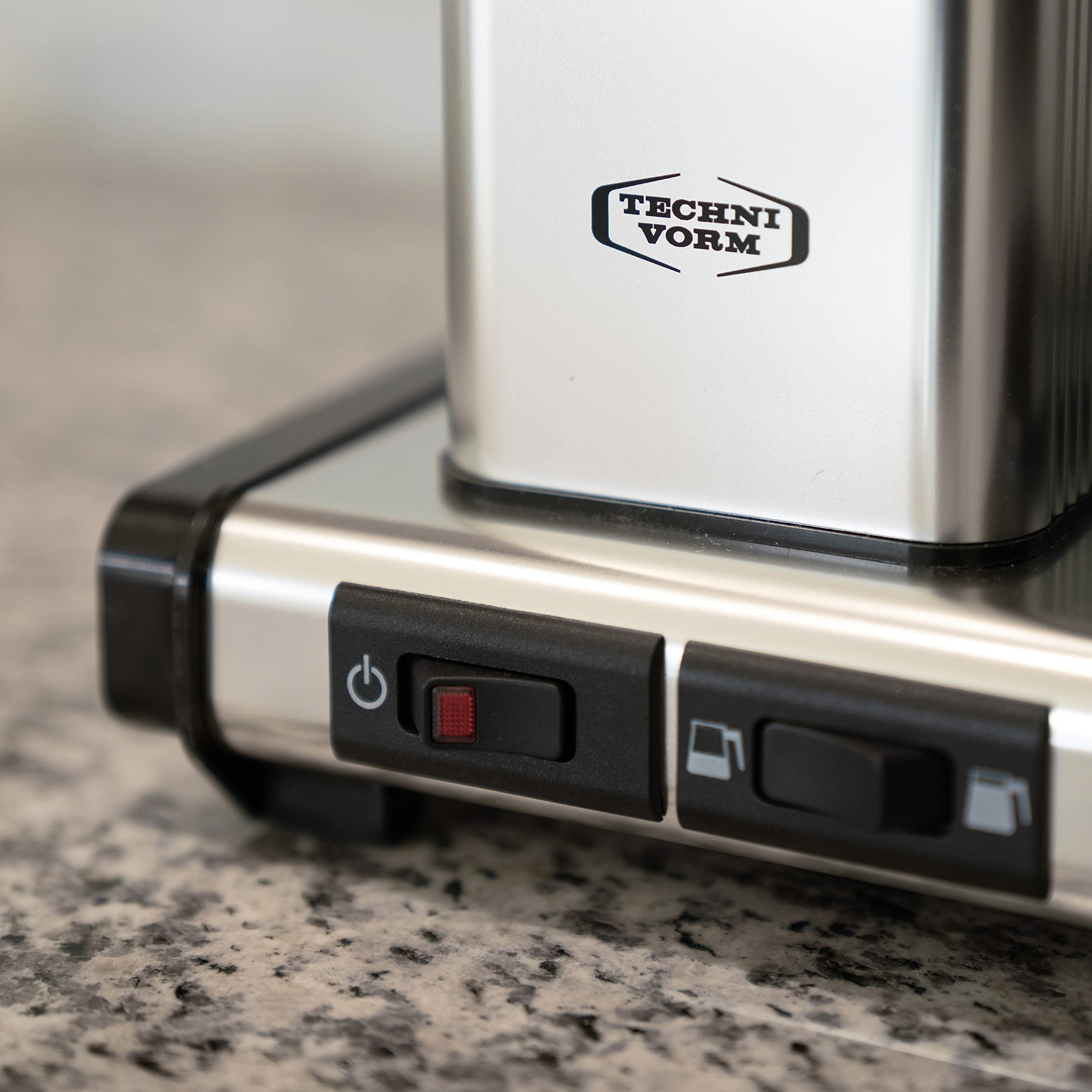 Technivorm Moccamaster cafetera naranja con selector de volumen para media o plena jarra.