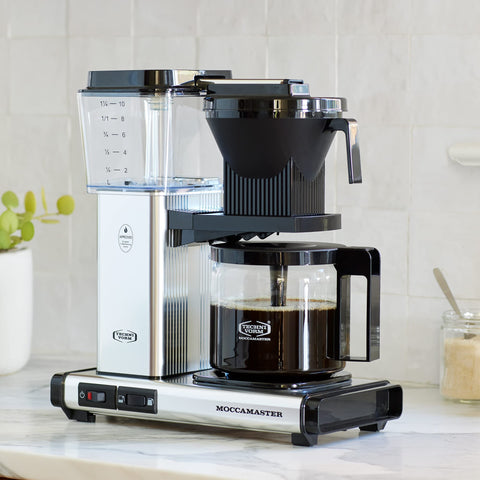 Technivorm Moccamaster cafetera naranja vista lateral de construcción duradera.