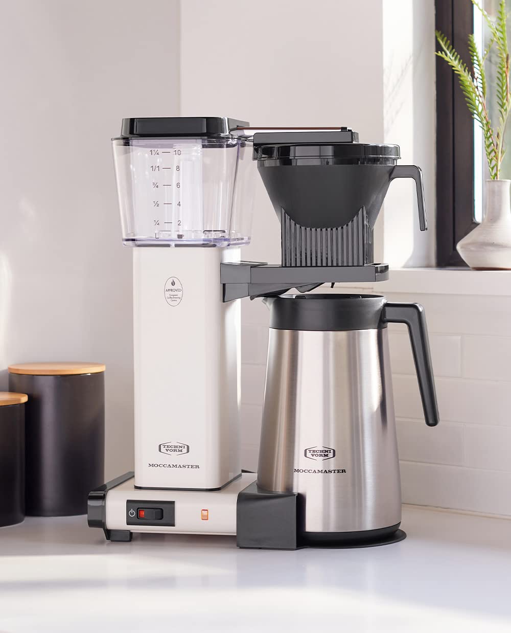 Technivorm Moccamaster: diseño en acero inoxidable para encajar en cocinas modernas.