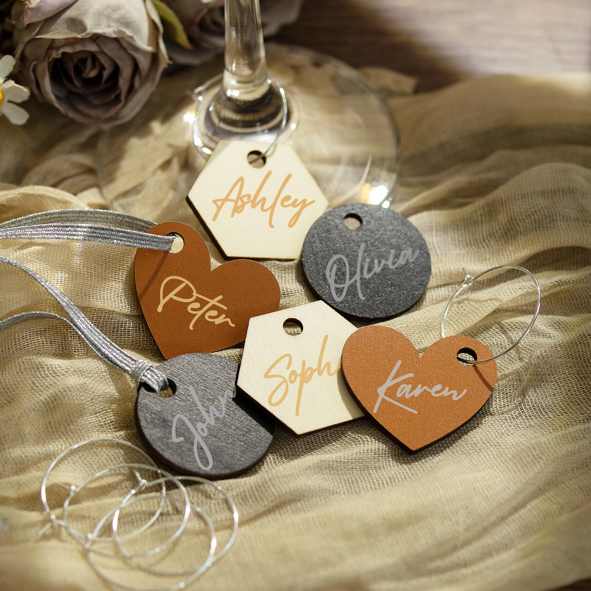 Temlum charms dos caras personalizables, nombres y fechas para identificar invitados.