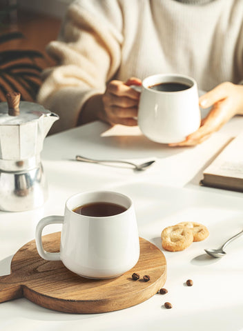 Taza Teocera con agarre ergonómico, reduce derrames.