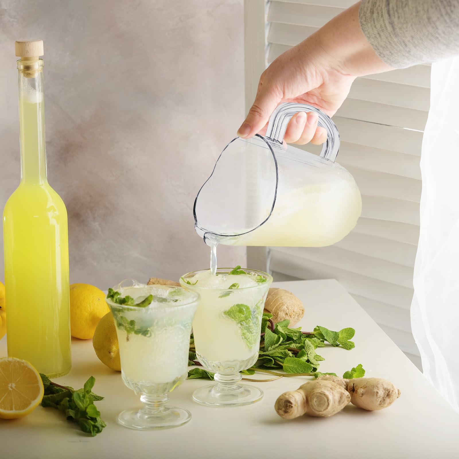 Jarra Tessco para ti de diseño claro, perfecta para agua o jugos