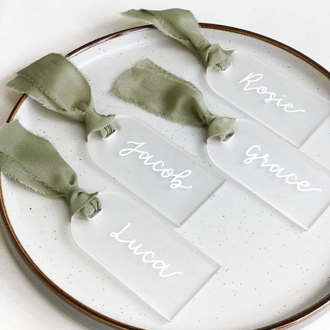 Placa acrílica de boda de TETOU con cinta verde, personalizable para nombres de invitados