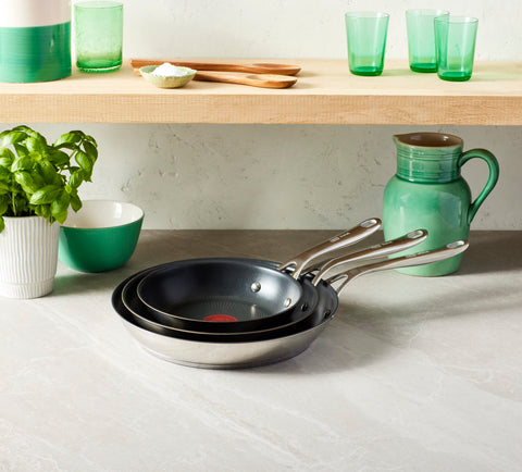 Conjunto completo de tres sartenes de T-Fal Jamie Oliver Cooks Smart para uso diario