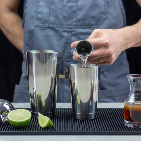 Medidor japonés de The Art of Craft con medidas claras para drinks equilibrados.