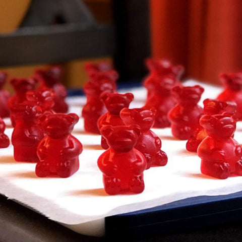 The Modern Gummy molde jumbo realiza formas dulces y chocolate para hornear.
